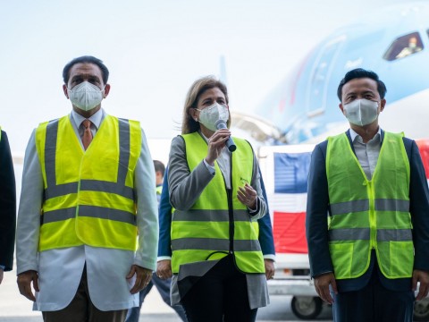 Llegan 1mill&oacute;n y medio de vacunas desde China, tambien  donaci&oacute;n de guantes, mascarillas y trajes especiales 