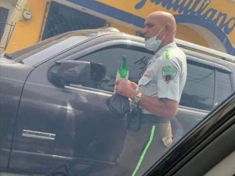 DIGESETT investiga oficial que aparece en foto con una cerveza en la mano   