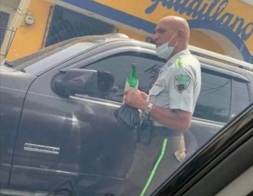 DIGESETT investiga oficial que aparece en foto con una cerveza en la mano   