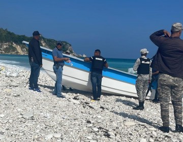 Autoridades investigan procedencia lancha encall&oacute; en costas Barahona