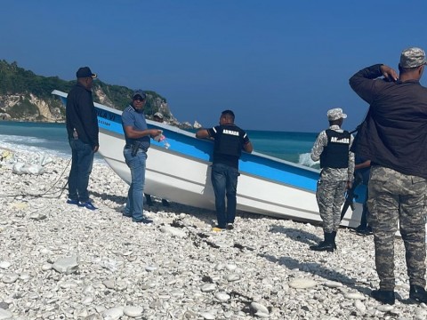 Autoridades investigan procedencia lancha encall&oacute; en costas Barahona