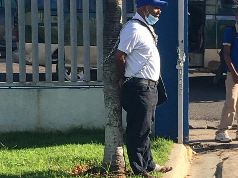 Hombre se encadena frente a la DPS en Monte Plata para exigir pago de salario 