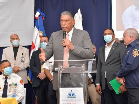 Ministro MIP anuncia reforma cuerpos de bomberos incluye aumento de sueldo y mejores seguros m&eacute;dicos