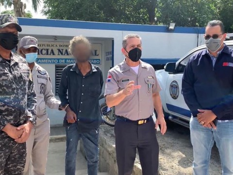 Polic&iacute;a Nacional apresa hombre lanzaba piedras a veh&iacute;culos en t&uacute;nel avenida 27 de Febrero.