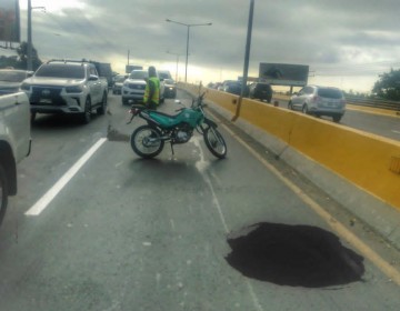 Socav&oacute;n afecta elevado del kil&oacute;metro 12 de la Autopista Duarte