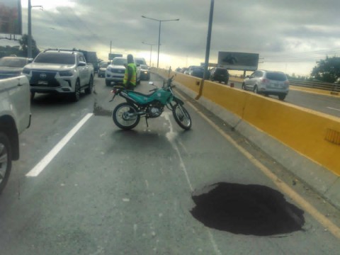 Socav&oacute;n afecta elevado del kil&oacute;metro 12 de la Autopista Duarte