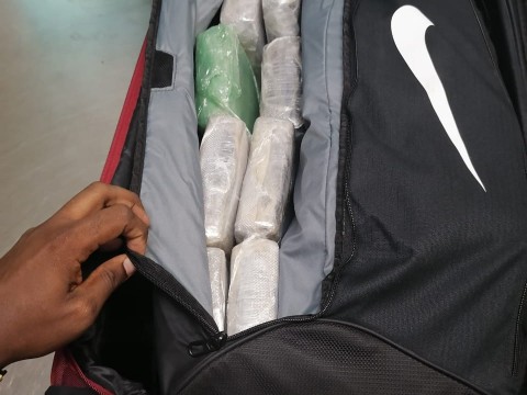 Ocupan 45 paquetes presumiblemente coca&iacute;na en aeropuerto Punta Cana