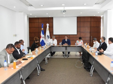 Gobierno dispone aumento salarial de 15.5% a favor de Operadores de M&aacute;quinas Pesadas