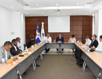 Gobierno dispone aumento salarial de 15.5% a favor de Operadores de M&aacute;quinas Pesadas