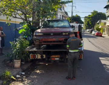 DIGESETT retira chatarras que obstaculizan el tr&aacute;nsito y coloca muros new jersey en aperturas improvisadas
