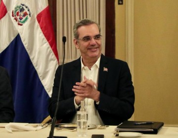 Presidente Abinader se re&uacute;ne con due&ntilde;os de compa&ntilde;&iacute;as de cables del pa&iacute;s