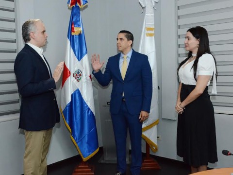 Ministro de Trabajo juramenta Gerente General del CNSS
