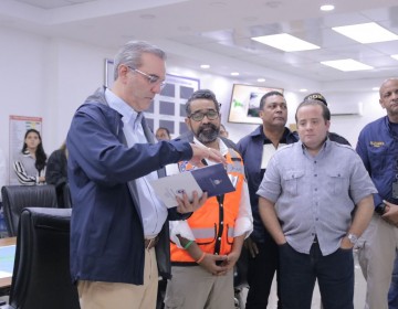 Presidente Abinader recibe informe de la Defensa Civil sobre los albergues y las personas evacuadas por los efectos de Fiona