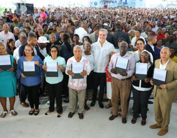 Presidente Abinader: De 3,237 certificados de t&iacute;tulo para Los Guaricanos, SDN, entregamos 1,727 este mi&eacute;rcoles