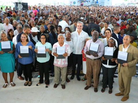 Presidente Abinader: De 3,237 certificados de t&iacute;tulo para Los Guaricanos, SDN, entregamos 1,727 este mi&eacute;rcoles