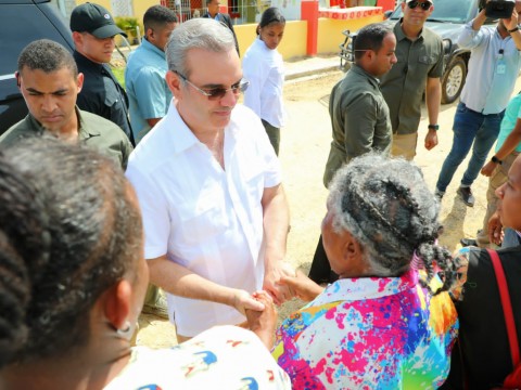 Abinader recorre Zona Afectada en San Rafael del Yuma; exhorta a alcaldes identificar terrenos seguros para reconstrucci&oacute;n viviendas destruidas por Fiona