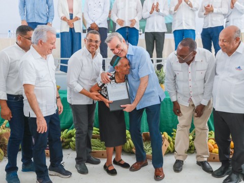 Presidente Abinader beneficia once mil personas con entrega de 2,765 certificados de t&iacute;tulos de viviendas y solares en Los Alcarrizos