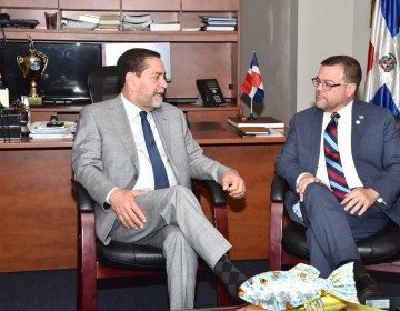 Senador Dominicano en New York, visita el Consulado Dominicano en esa Ciudad.