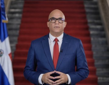 Presidente Abinader instruye la creaci&oacute;n de un sistema de transporte gratuito para los m&aacute;s de 2 millones de estudiantes de escuelas p&uacute;blicas a nivel nacional &nbsp;