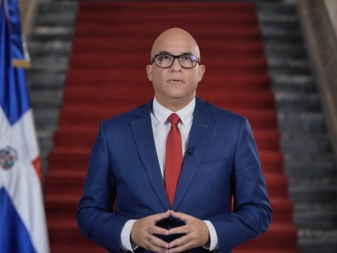 Presidente Abinader instruye la creaci&oacute;n de un sistema de transporte gratuito para los m&aacute;s de 2 millones de estudiantes de escuelas p&uacute;blicas a nivel nacional &nbsp;