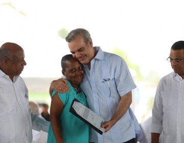 Presidente Abinader entrega 1,060 t&iacute;tulos de propiedad en Villa Central de Barahona que impactan a unas 5 mil personas