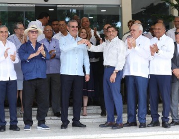 Presidente Abinader entrega 235 maquinarias y equipos agr&iacute;colas al Ministerio de Agricultura con inversi&oacute;n de RD$415 millones