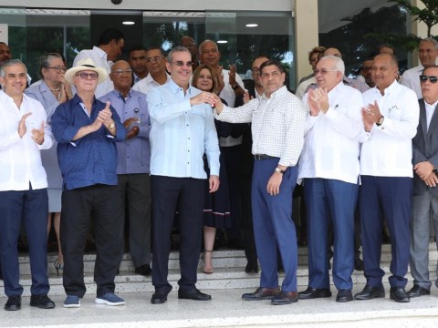 Presidente Abinader entrega 235 maquinarias y equipos agr&iacute;colas al Ministerio de Agricultura con inversi&oacute;n de RD$415 millones