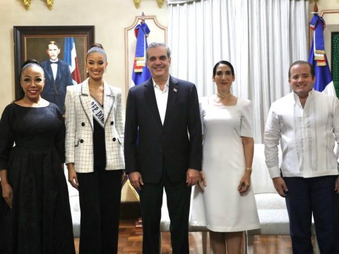 Presidente Abinader recibe visita de cortes&iacute;a de la Miss Rep&uacute;blica Dominicana, Andreina Mart&iacute;nez