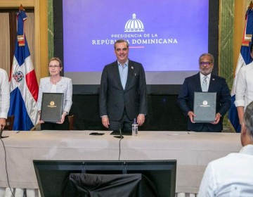 Gobierno RD firma hist&oacute;rico acuerdo de transporte a&eacute;reo con Canad&aacute;
