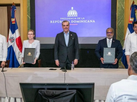 Gobierno RD firma hist&oacute;rico acuerdo de transporte a&eacute;reo con Canad&aacute;