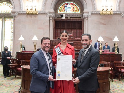 C&oacute;nsul Dominicano Recibe Resoluci&oacute;n del Senado del Estado de Nueva York en Ceremonia Hist&oacute;rica