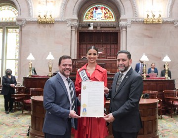 C&oacute;nsul Dominicano Recibe Resoluci&oacute;n del Senado del Estado de Nueva York en Ceremonia Hist&oacute;rica