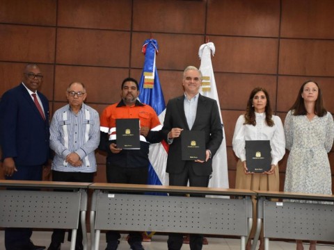 Ministerio de Trabajo anuncia firma acuerdo entre empresa minera Barrick y el sindicato Sutrabarrick