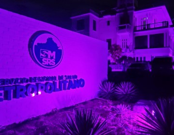 As&iacute; luce iluminado de rosa el Servicio Regional de Salud Metropolitano (SRSM)