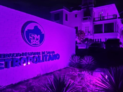 As&iacute; luce iluminado de rosa el Servicio Regional de Salud Metropolitano (SRSM)