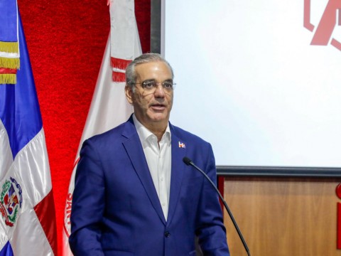 Presidente Luis Abinader aboga por un equilibrio entre eficiencia econ&oacute;mica y justicia social durante encuentro en Intec