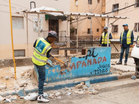 Alcald&iacute;a del Distrito Nacional elimina 11 estructuras que obstaculizaban la acera en Guachupita