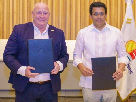 Ministro de Turismo firma acuerdo con la ITF para impulsar la movilidad tur&iacute;stica sostenible