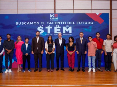Presidente Abinader entrega reconocimientos del Indotel a m&aacute;s de 170 estudiantes destacados en el concurso &ldquo;Buscamos el Talento del Futuro&rdquo;