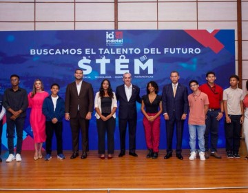 Presidente Abinader entrega reconocimientos del Indotel a m&aacute;s de 170 estudiantes destacados en el concurso &ldquo;Buscamos el Talento del Futuro&rdquo;