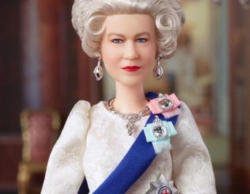 Isabel II tiene su propia mu&ntilde;eca Barbie y as&iacute; luce