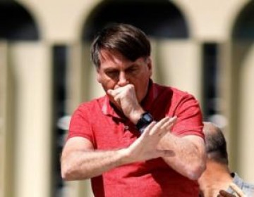 Tras dos semanas de confinamiento, Bolsonaro continua positivo al COVID-19