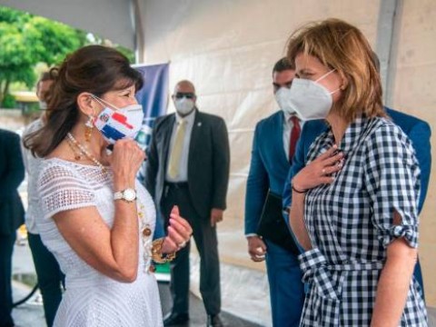 Estados Unidos entrega 50 ventiladores y 2 hospitales a la Rep&uacute;blica Dominicana