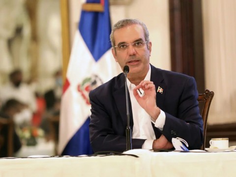 El presidente Abinader don&oacute; RD$19.4 millones de su salario en cuatro a&ntilde;os