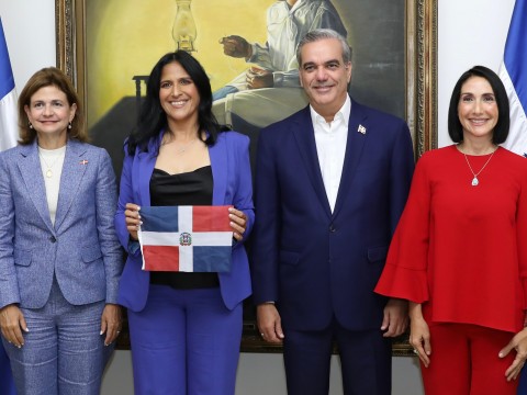 Presidente Abinader recibe a Thais Herrera en el Palacio Nacional, primera dominicana en escalar la cima del Monte Everest