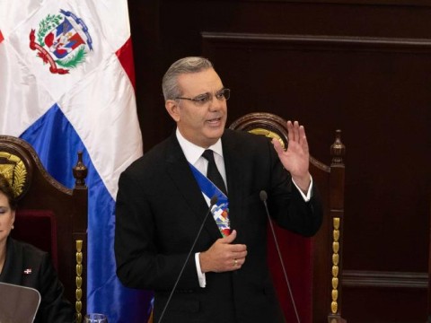 Abinader tiene que inaugurar 30 obras este mes para no violar la ley electoral.