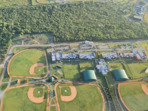 Amordazan seguridad y roban en academia Orioles en Boca Chica