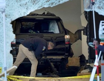 Detienen a hombre que dej&oacute; un muerto tras chocar su auto contra tienda de Apple en EEUU