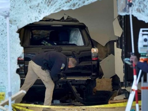 Detienen a hombre que dej&oacute; un muerto tras chocar su auto contra tienda de Apple en EEUU