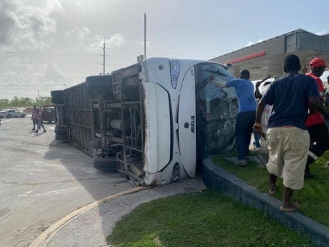Conductor de autob&uacute;s que se volc&oacute; en B&aacute;varo con turistas iba bajo efectos de coca&iacute;na, seg&uacute;n MP